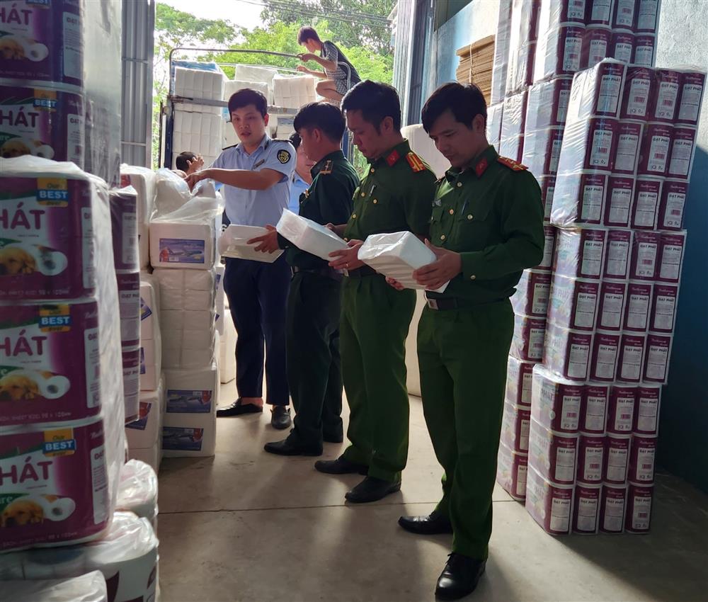 Thanh Hoá: Phát hiện cơ sở sản xuất giấy vệ sinh có dấu hiệu là hàng giả 